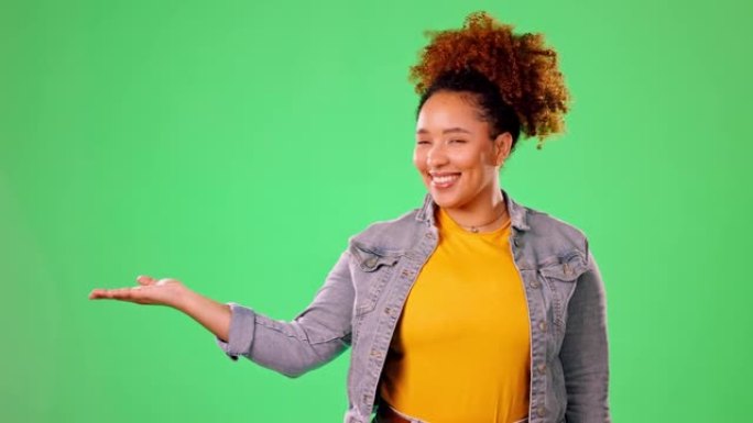 样机，在演播室与黑人妇女一起展示和微笑，以宣传，公告和新闻。快乐，提供和选择与女孩和手势的产品放置，