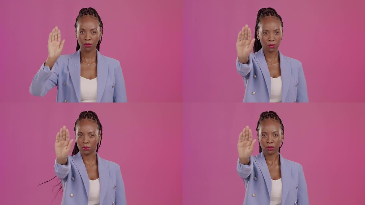 工作室里黑人妇女的脸，停和手，没有，在粉红色背景下的警告和手势。女性的肖像，手掌和双手抗议，拒绝，禁