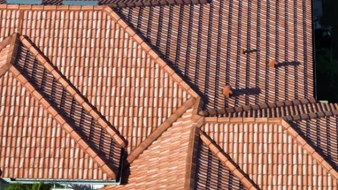 房子屋顶覆盖着陶瓷瓦的特写镜头。建筑物的瓷砖覆盖物