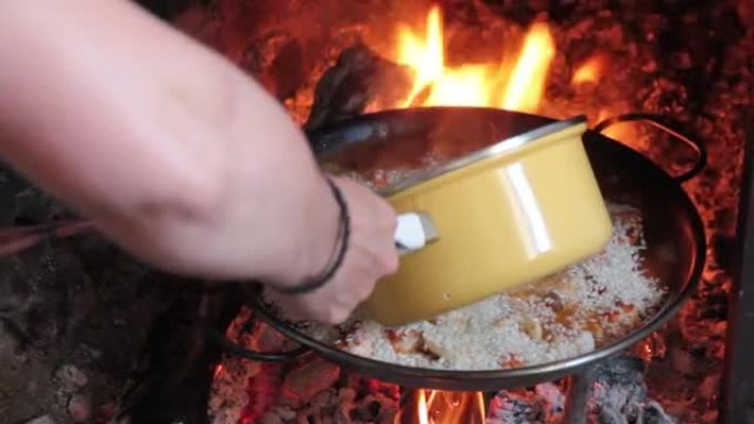 烹饪西班牙海鲜饭-在火上烹饪