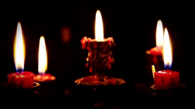 蜡烛与五个树枝烛台在完全黑暗