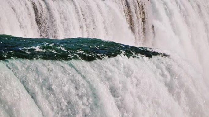 尼亚加拉瀑布的一部分位于坚固的水墙背景上。令人印象深刻的自然景观