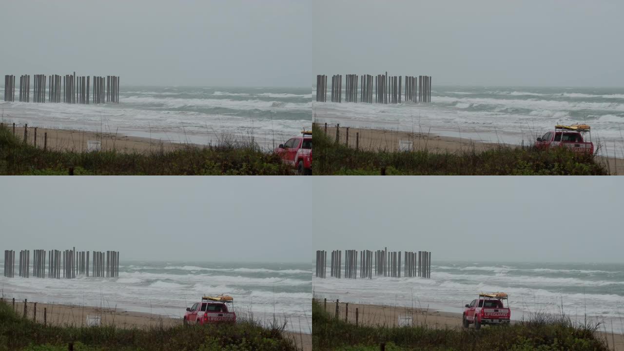 救生员红色皮卡，沙滩上的救生员汽车，美国海洋海滩。为了在暴风雨期间安全起见，在海岸上进行救援接车