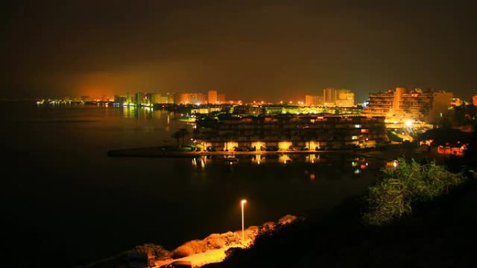 夜间海滨城镇景观