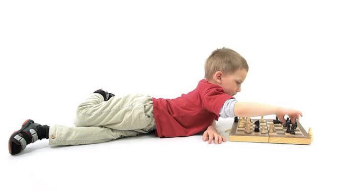 下棋的小男孩。小天才。