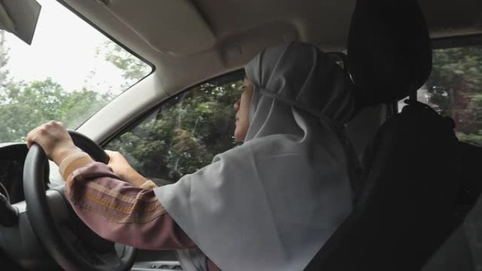 女亚裔穆斯林司机开车睡觉危险交通安全事故撞车车险长途旅行累