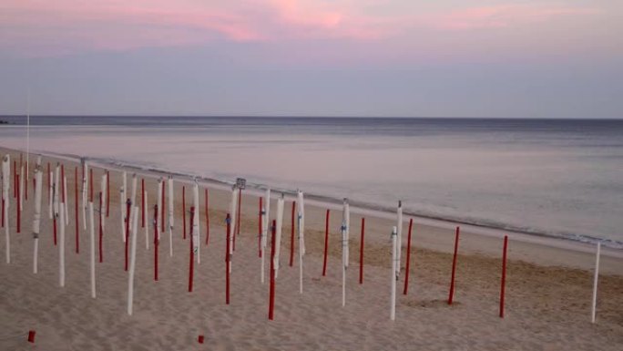 日落时的海滩帐篷