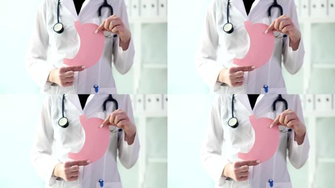 医生拿着粉红色的大肠纸