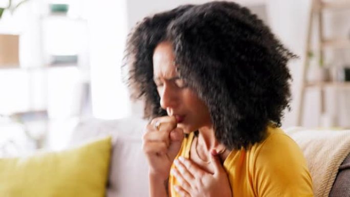 黑人妇女，咳嗽和交在沙发上的房子与流感，疲倦和医疗问题在休息室。女孩，健康和胸痛过敏，鼻窦或生病在沙