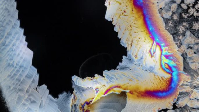 偏光显微镜下碳酸盐的结晶好像水在冻结