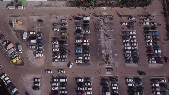 汽车在停车场移动和站立，航拍画面。购物中心停车无人机视图上的汽车交通。