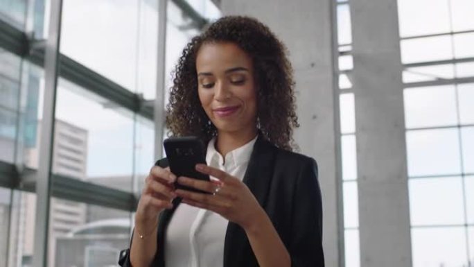 美丽的商务女性在机场用智能手机发短信在公司办公楼里走在网上查看邮件信息成功的女高管在工作4k