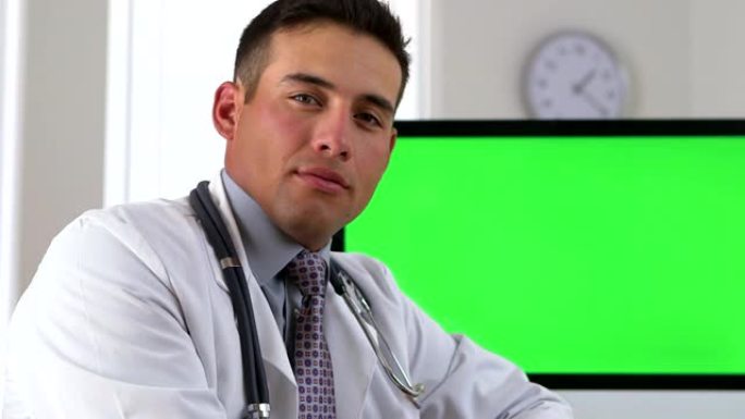 西班牙裔医生在后台回望计算机上的绿屏