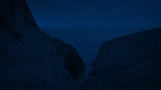 夜间在悬崖和大海附近升起