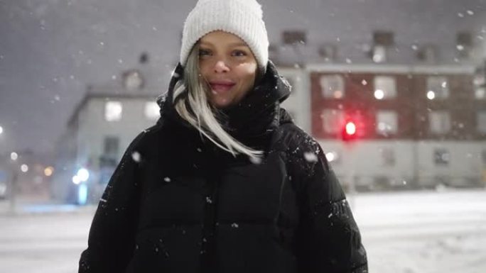 雪中幸福的女人的肖像