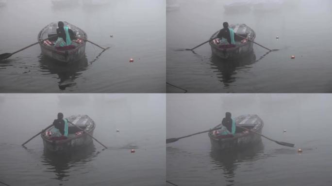 沿着恒河的女人划桨船: 印度瓦拉纳西