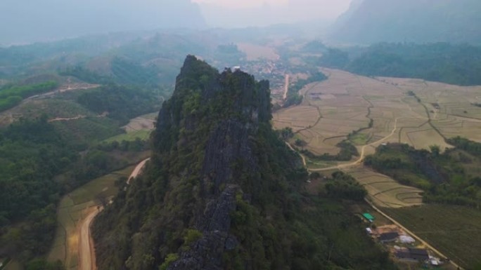 喀斯特山和山谷的鸟瞰图