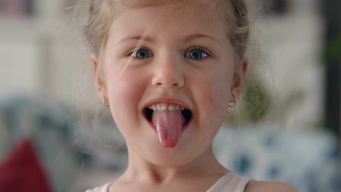 肖像可爱的小女孩嬉戏做鬼脸看着相机玩得开心淘气的孩子享受快乐孩子4k的有趣表情