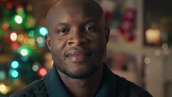 肖像迷人的非洲裔美国男子在家庆祝圣诞节，享受节日节日4k