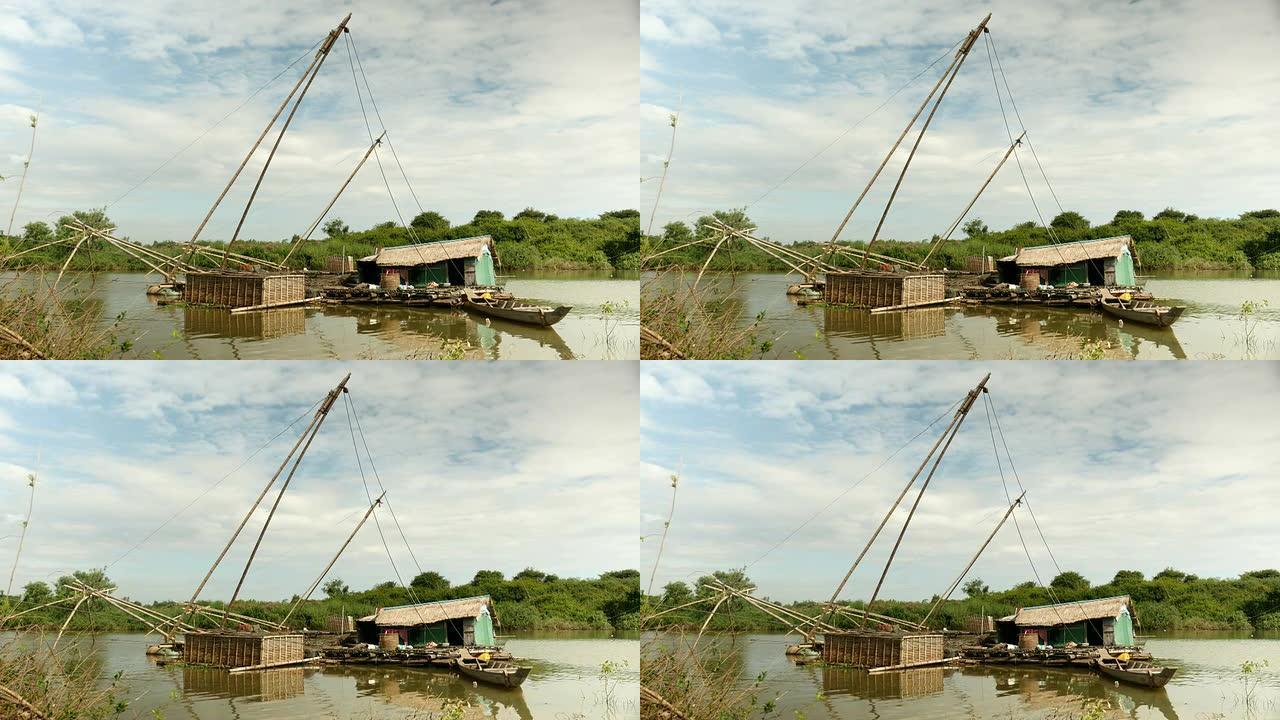湖上有中国渔网和竹鱼箱的房子船