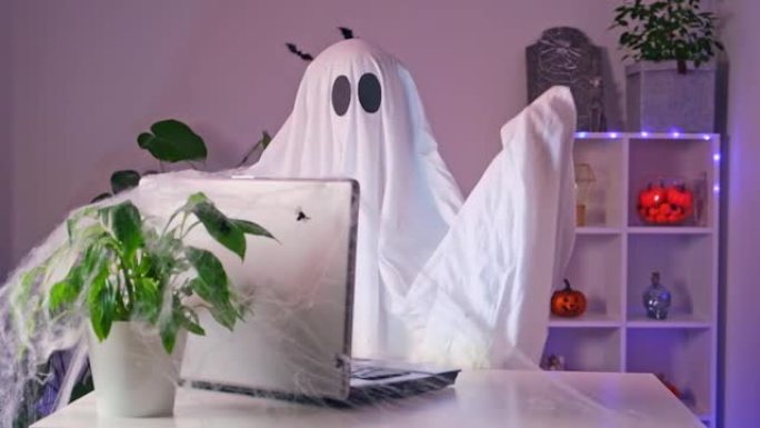 幽灵从电脑万圣节订购。Ghost支付网上购物信用，银行卡霓虹灯。