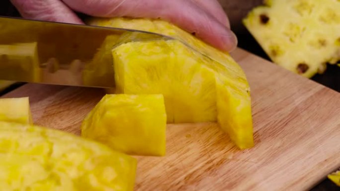 切成薄片的成熟菠萝黄色，特写