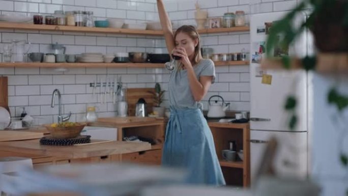 美丽的年轻女子在厨房跳舞，感觉快乐，享受有趣的舞蹈，在家里有有趣的积极生活方式4k镜头