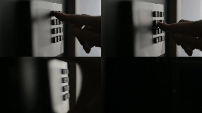 女性手解锁组合到酒店房间的保险箱