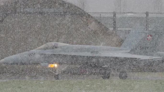 军用战机在冬季暴风雪下滑行