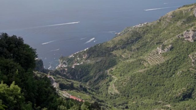 意大利阿马尔菲海岸悬崖和驾驶船上的众神之路试验景观