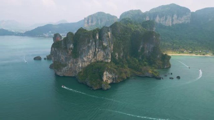 安达曼海一个岛屿附近的快艇鸟瞰图