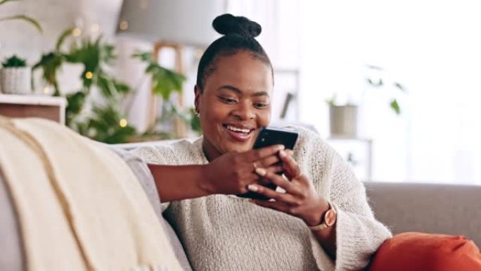 黑人妇女，在沙发上打电话和发短信，家里有社交媒体，应用程序或在线消息。互联网、模因和女性在客厅放松，