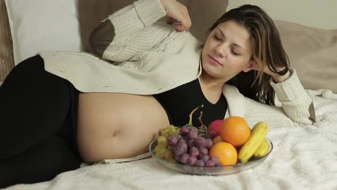 新鲜水果的美丽孕妇