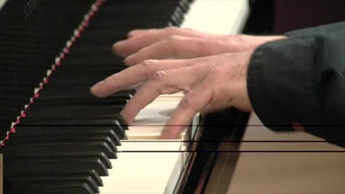 钢琴演奏者的手关闭快速演奏