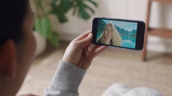 年轻女子视频聊天使用智能手机快乐的朋友在挪威度假分享旅游体验享受假期冒险与手机交流