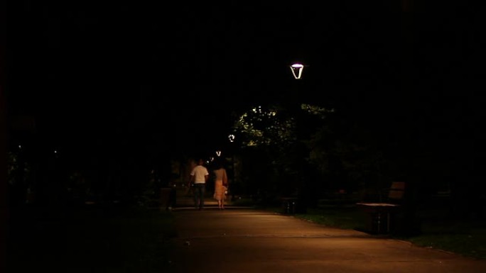 夜间中年公园长廊