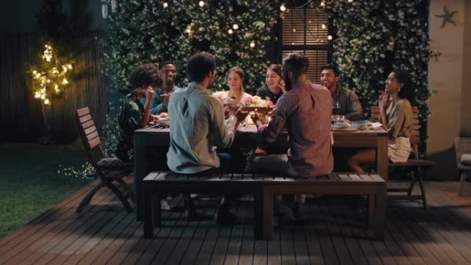 晚宴朋友一起庆祝晚上分享自制餐享受休闲交谈周末聚会在平静的夏夜户外放松4k镜头