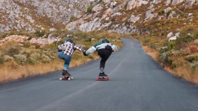 年轻的朋友一起牵手巡航下坡赛车快乐的青少年享受骑滑板在美丽的乡村道路后视