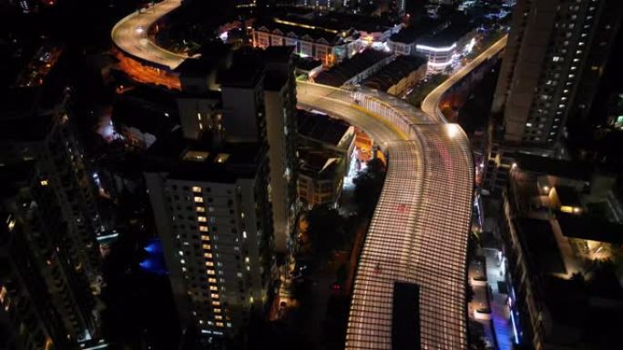 无人驾驶飞机的视角在住宅区的夜间冲刺高速公路上被电灯照亮