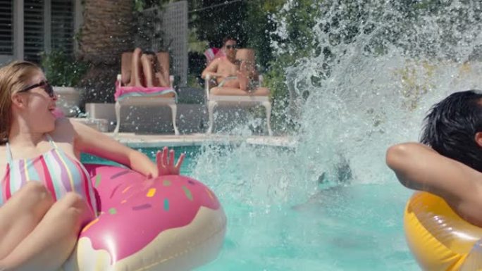 夏季有趣的朋友跳进游泳池嬉戏地把人溅在游泳管上庆祝暑假在彩色游泳花车4k