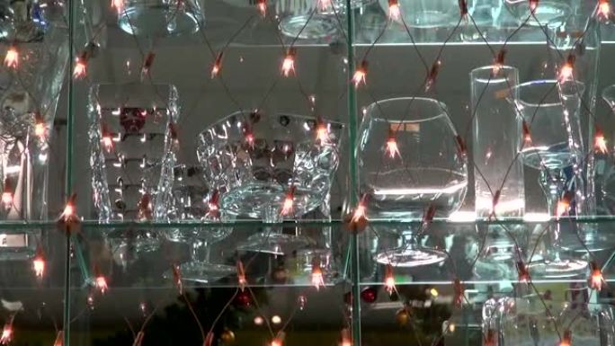 带有闪烁的电动花环的圣诞商店橱窗