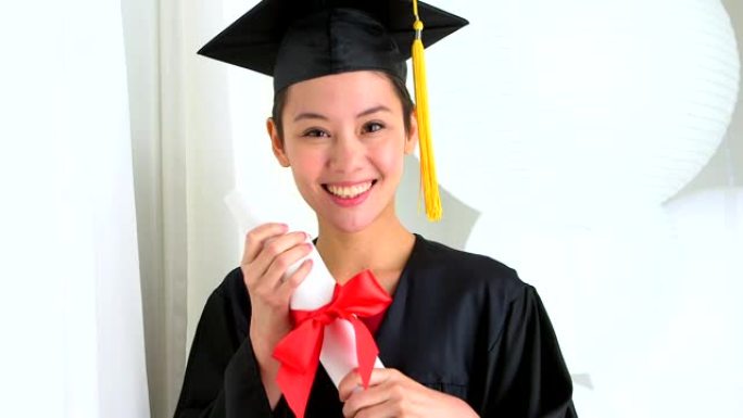 获得文凭的亚洲混血毕业生