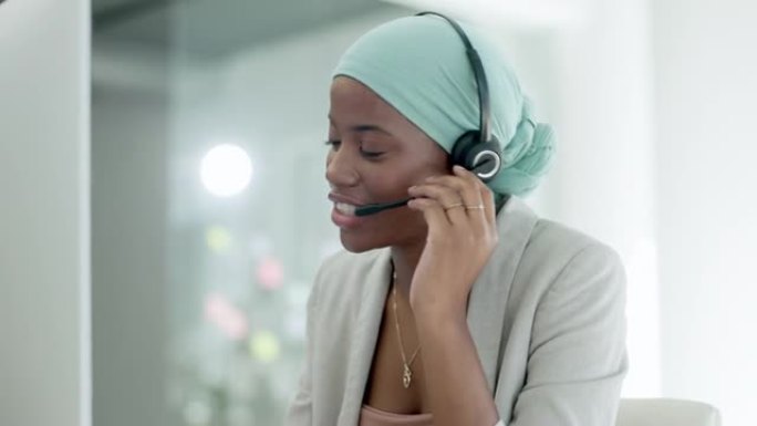 非洲妇女，快乐呼叫中心代理或国际顾问交谈，演讲和支持或服务台。尼日利亚电信台式计算机咨询的友好人士或
