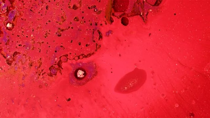 一桶油漆背景中的红色气泡