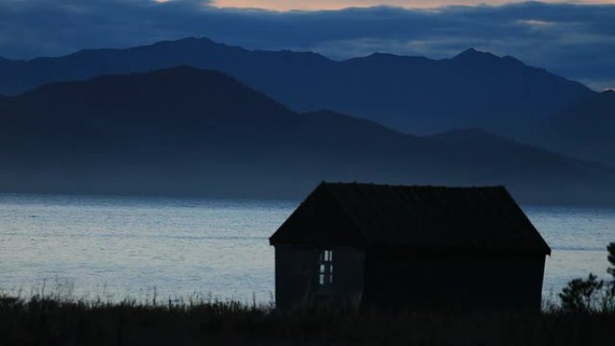 湖畔的孤独小屋