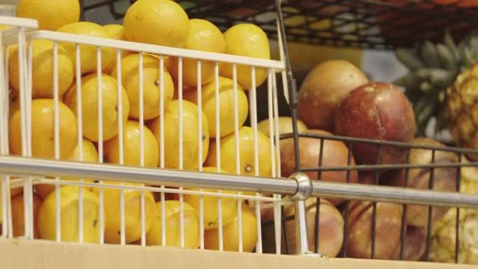 市场上的橙子和其他水果。健康概念