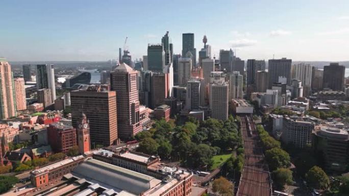通过悉尼中央车站，实时拍摄悉尼市中心CBD区各种建筑的4K鸟瞰图