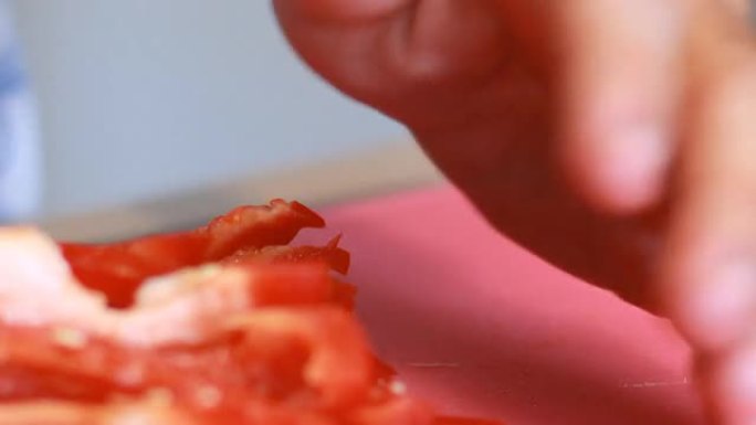 切菜板上切碎的甜椒