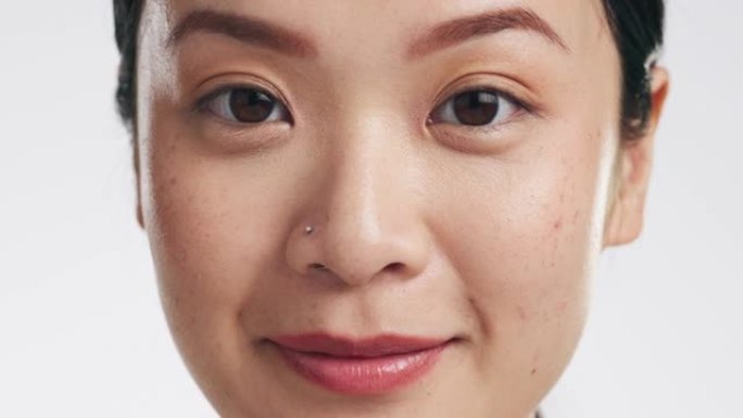 美容，护肤和微笑与亚洲女性在工作室的化妆品，满意度和面部护理。自我护理、发光和化妆，白色背景上的模特