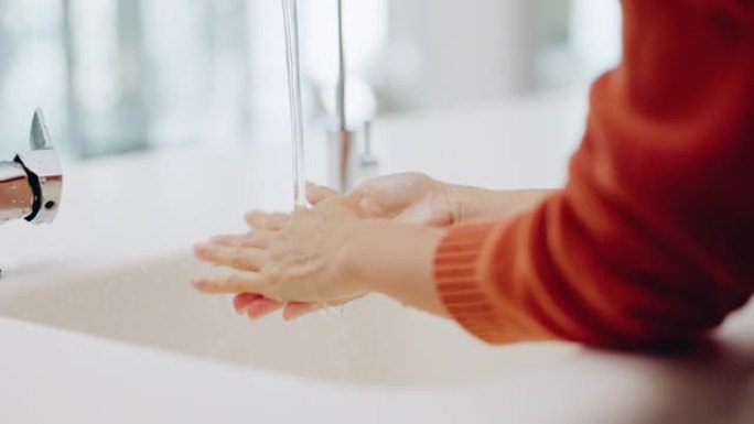 在浴室的水槽里喝水、洗手和清洁，以保持卫生、健康或健康。护肤品，液体和女人干净的手，去除细菌，细菌和